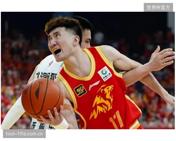 孙铭徽冒险传球风格导致助攻王旁落,高失误率成为其组织进攻双刃剑。 孙铭徽冒险传球风格导致助攻王旁落,高失误率成为其组织进攻双刃剑。